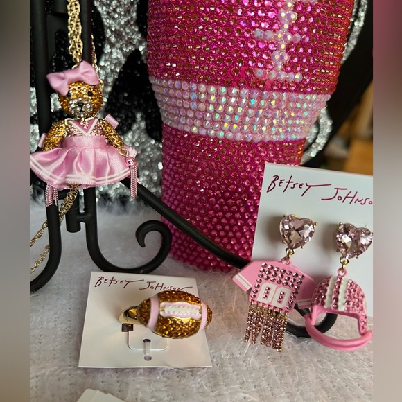 🩷🩷NWT- BETSEY JOHNSON ADORABLE CHEERLEADER NECKLACE, EARRINGS & RING SET!🩷🩷 - Picture 1 of 12
